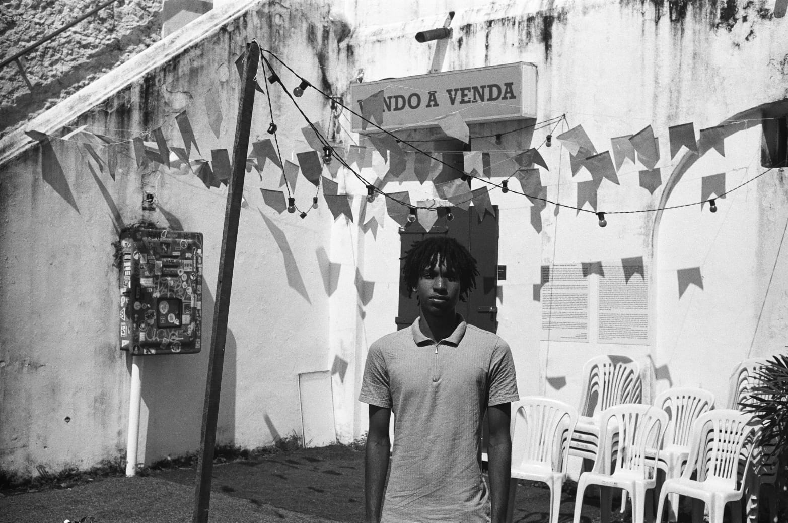 Irlan em pé diante de uma instalação cultural ao ar livre em Salvador